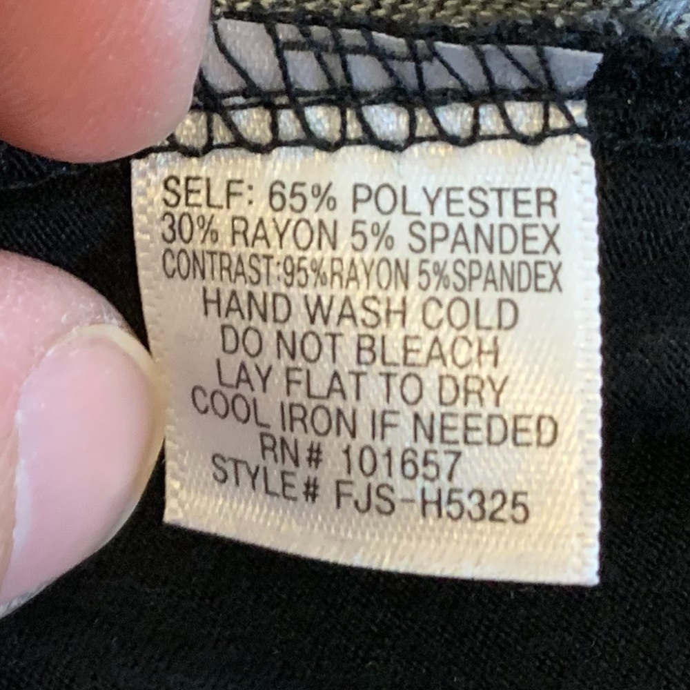 Black and White Design Front 3/4 Sleeve Round Neck - Picture 4 of 5